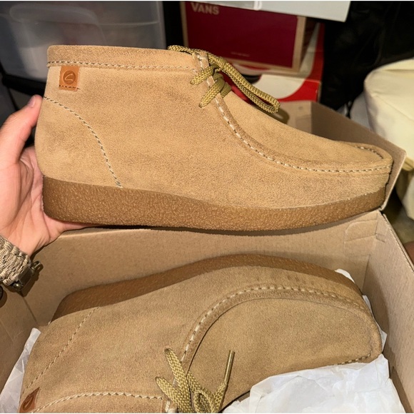 Selling these Clarks shoe. I've not work them a handfull of times - Picture 2 of 4